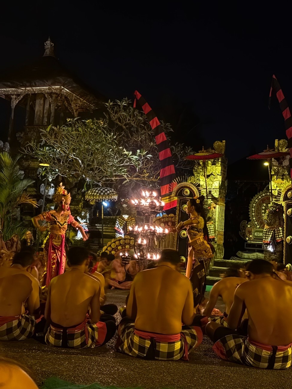 Tari Kecak di Puri Peliatan Ubud (kamis)