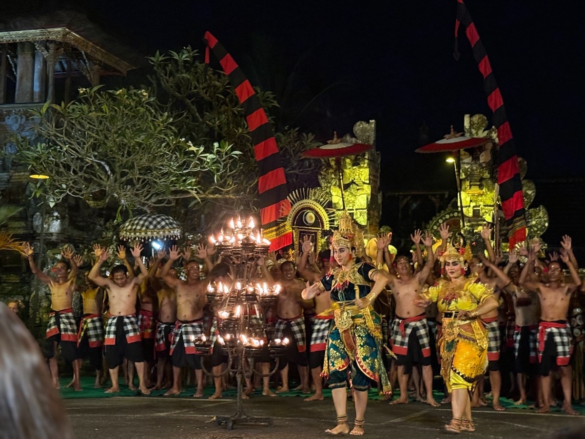 Tarian Api Kecak di Pura Dalem Junjungan (sabtu)